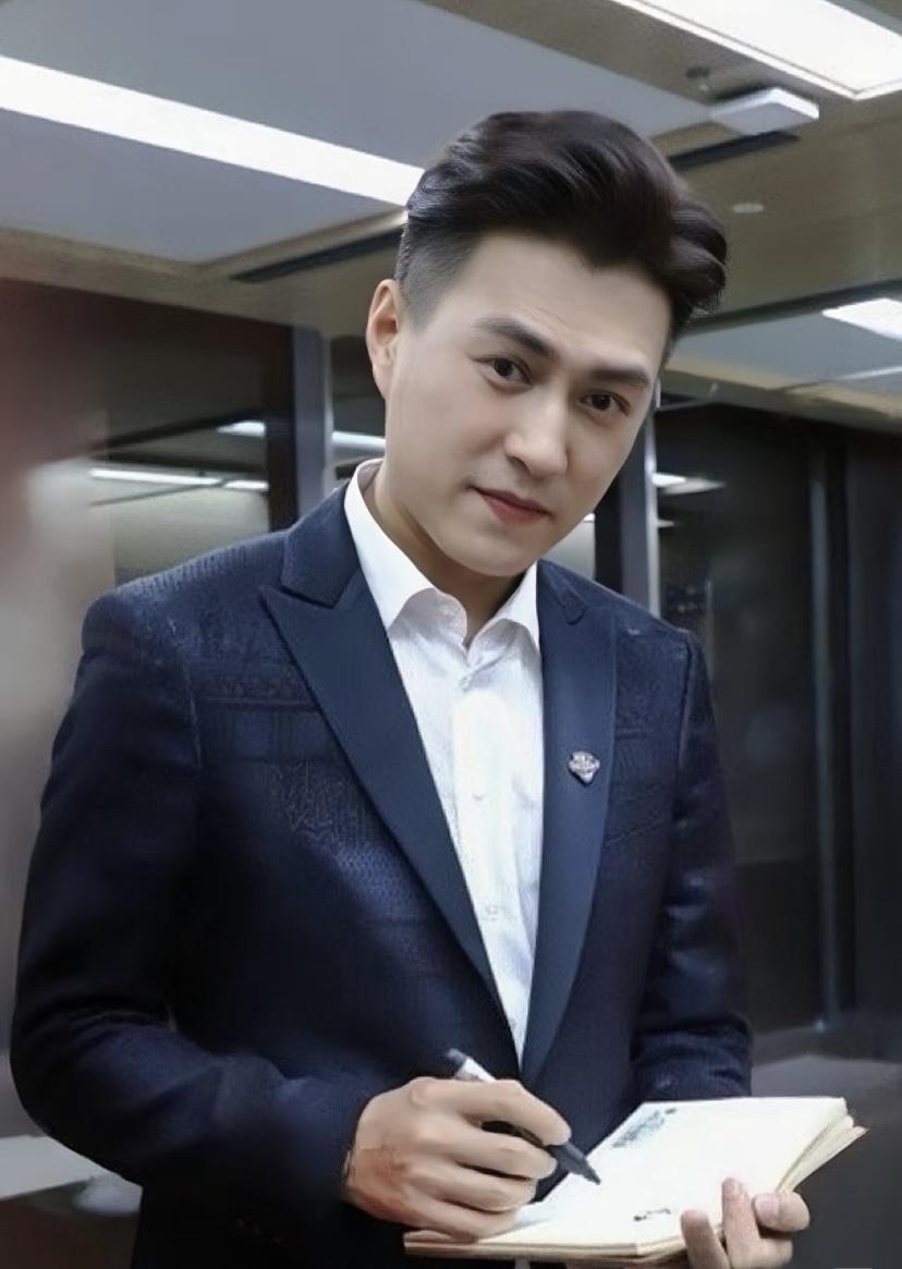 靳东的颜值没话说，周正，儒雅，帅气。

但比起外在的帅气，长久的好感往往更来自于