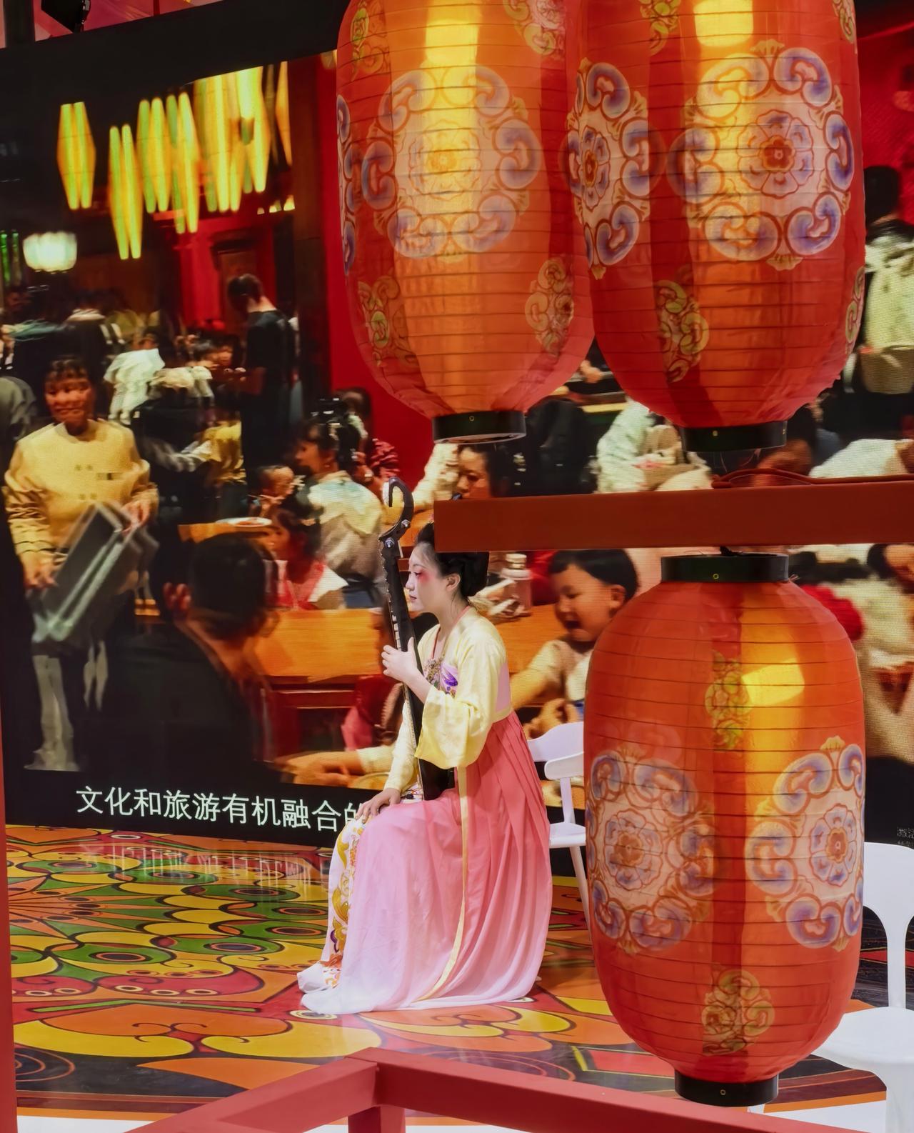 带娃进丝博会，娃指着灯笼喊“杨贵妃”。这个展台，把盛唐玩成了“亲子乐园”。