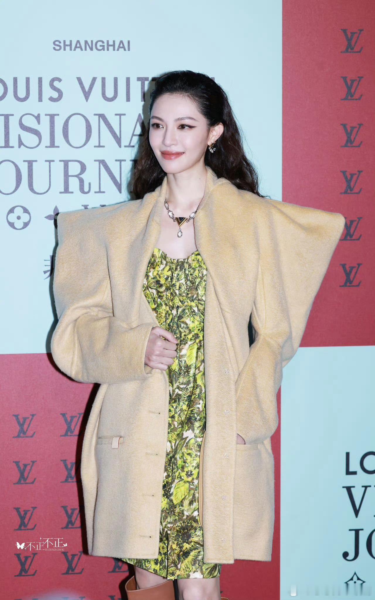 钟楚曦内场美成啥了钟楚曦内场状态绝了！自带复古滤镜，连妆造都自己上手，暗黑环境更