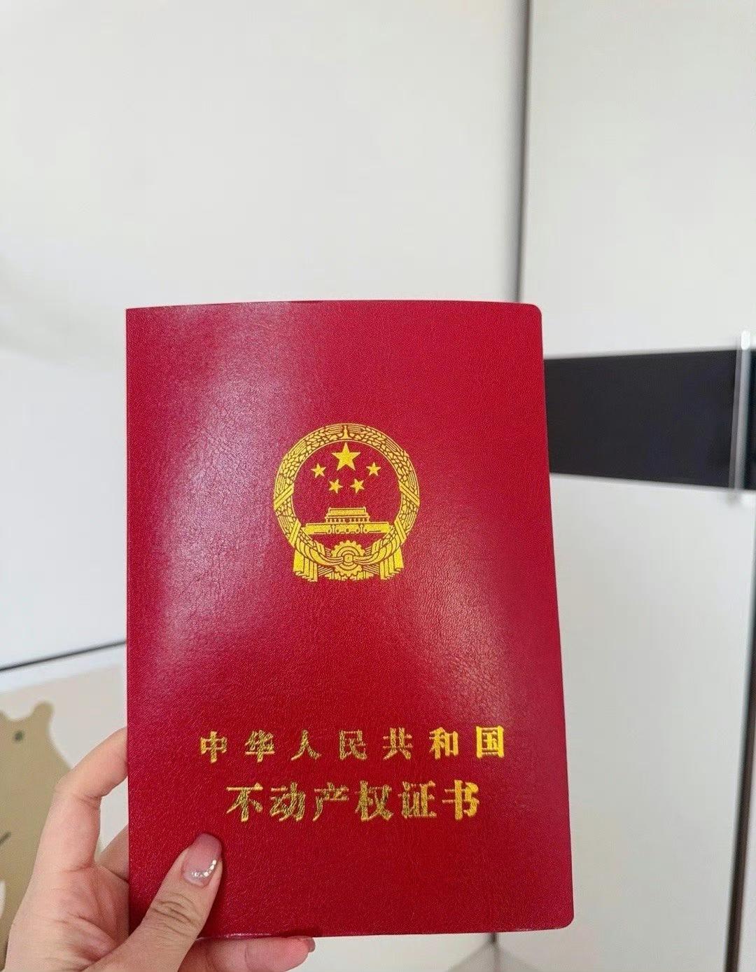 “什么！九万块，就能首付买房了！”我攥着手机，声音都发颤，怀里刚哄睡的娃被惊得咂