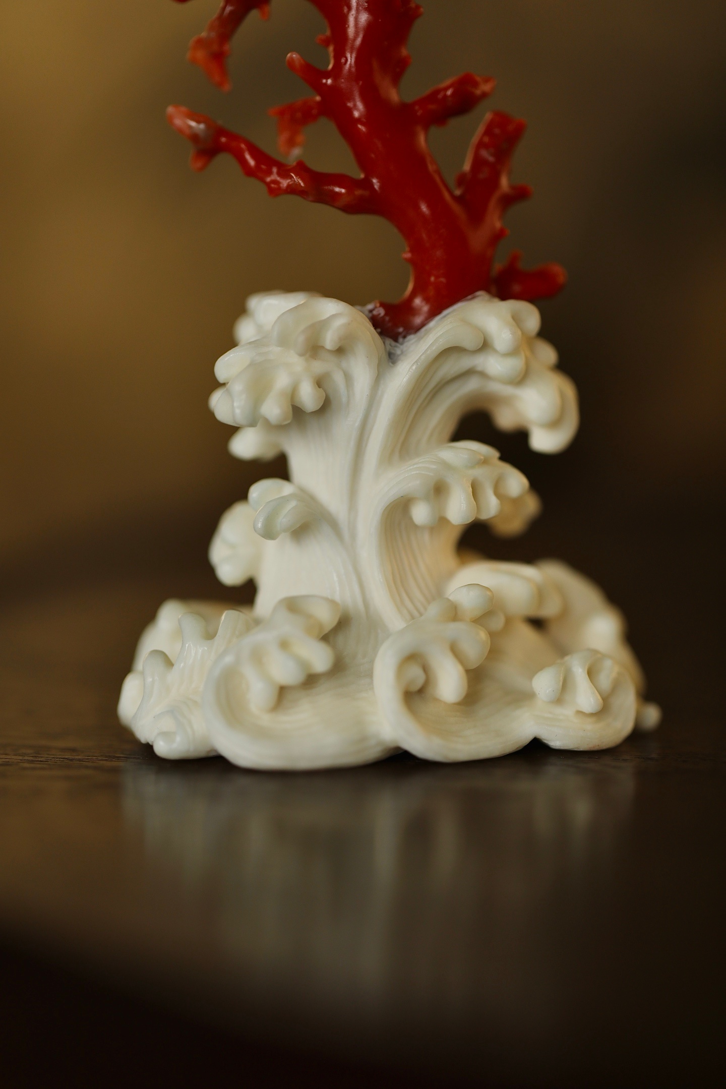 阿卡×鹿角 | 文房清供取深海赤玉为材，色如赤焰，浓艳温润，枝桠舒展如虬龙探海，