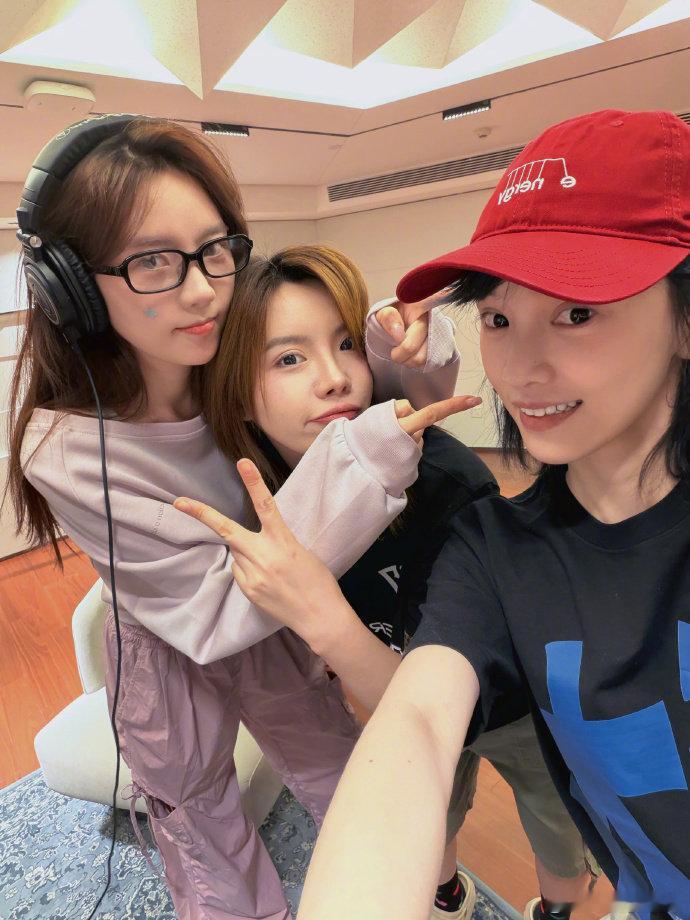 黄灿灿凌晨发下班交接图黄灿灿录完我的录她的凌晨还驻守录音室，黄灿灿循环录歌模式，