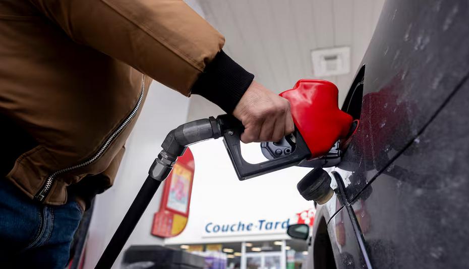 油价时隔三年半，首次突破每桶100美元，显而易见的是，美伊战争阻碍了中东地区的石