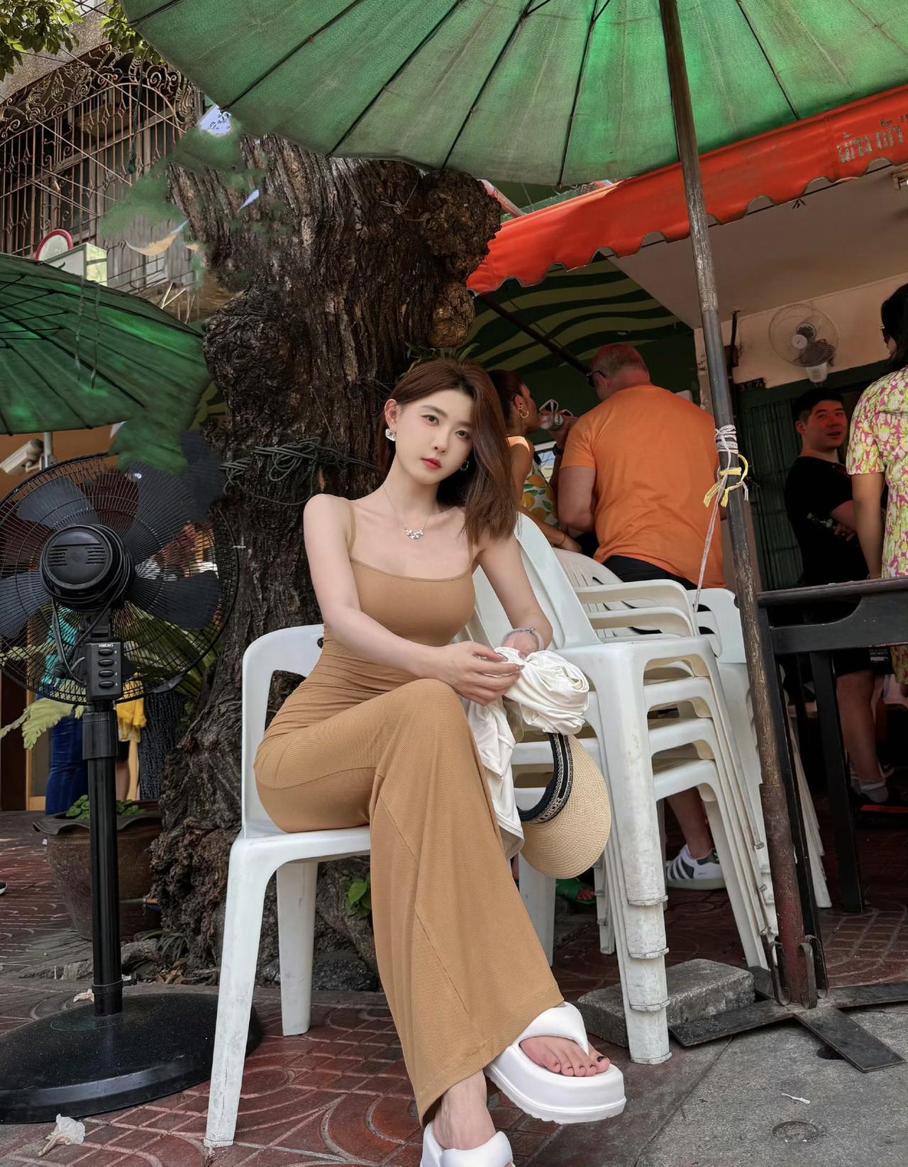 二代网红聂小雨。
也是因为不实绯闻，火过一阵子，现在又有点淡出网络了。