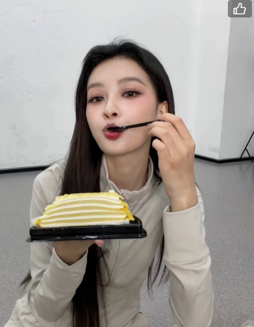 孙怡训练完奖励自己一个甜品孙怡下课奖励自己一个甜品 哈哈哈 孙怡下课奖励自己一个