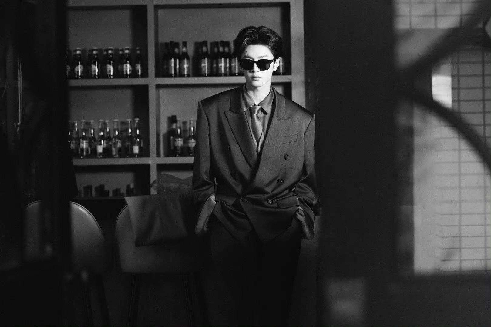 陈哲远是薄底皮鞋有救了复古千禧风潮回归！陈哲远一身利落西装，搭配经典薄底皮鞋，绅