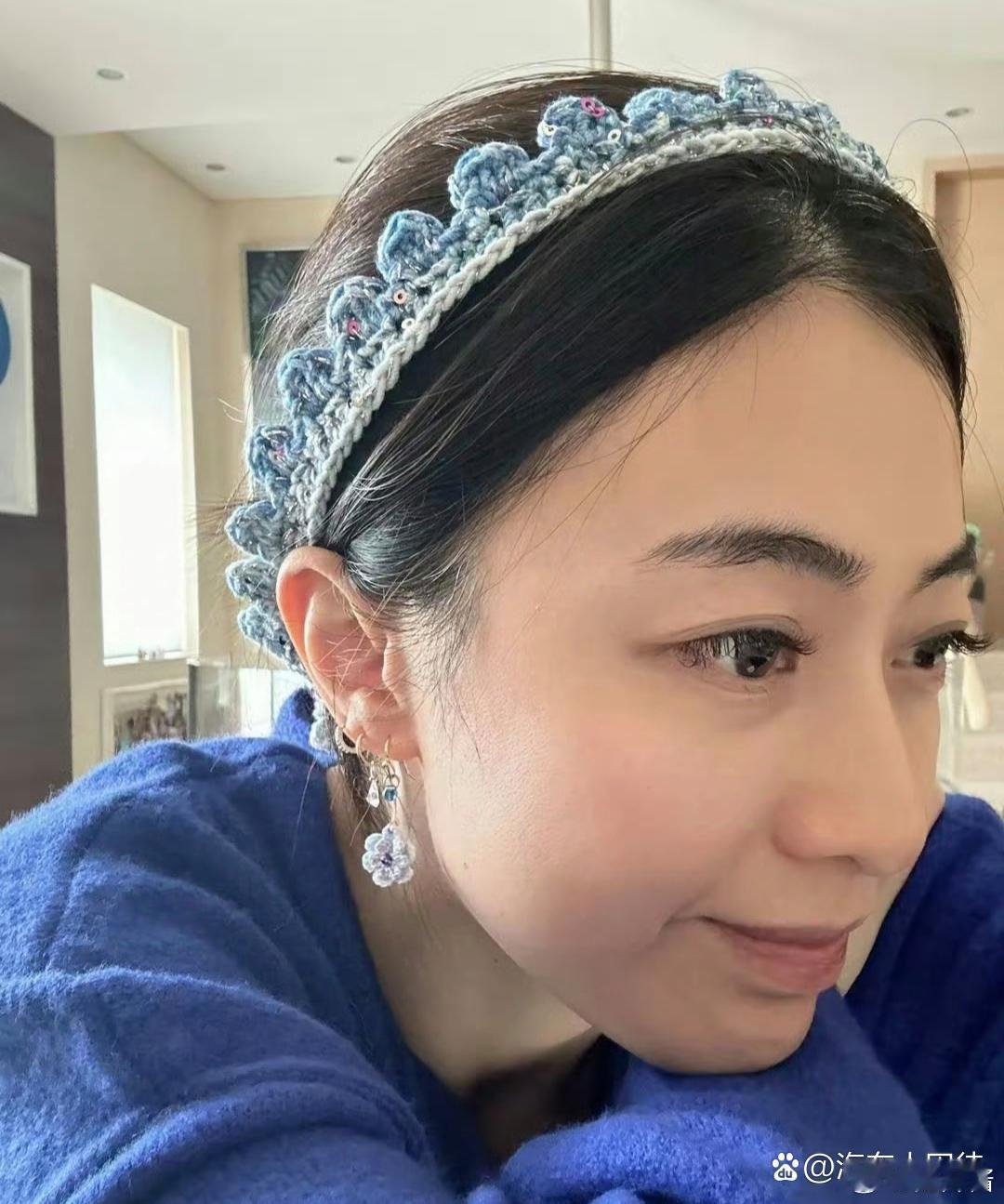 富婆甘比展示自己亲自设计的璀璨星空发带，着实超级减龄，她对钩织简直是爱不释手！ 