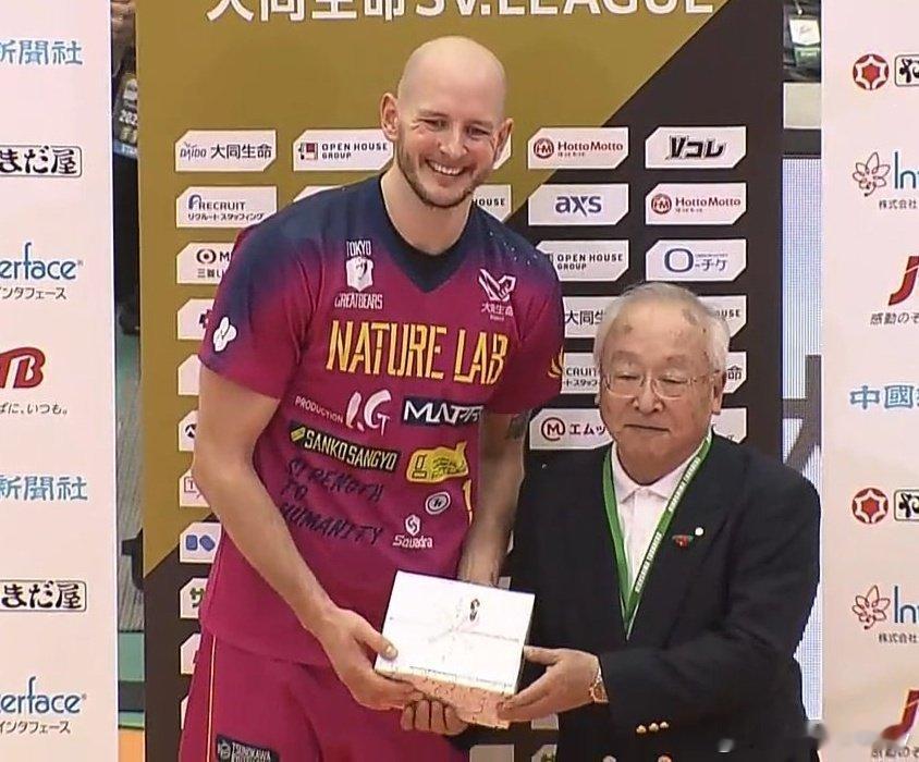 凸雷今天在日超联赛中再次拿到MVP。在今天对阵JT雷霆的比赛中砍下29分帮助球队