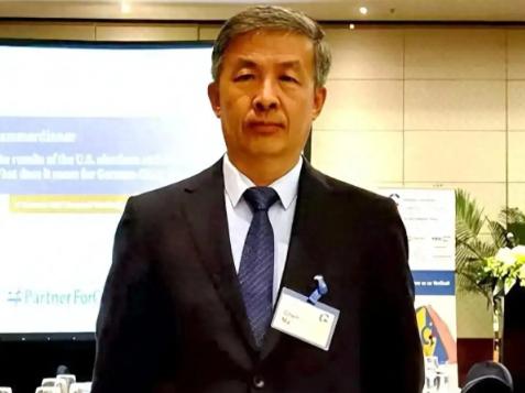 “晚一秒就万劫不复！中国该立刻向美国低头，交出发展权才能保命！”许多人如今再回头