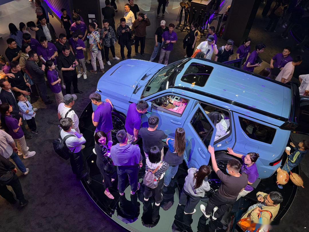 马总的坦克勋章送给我了！马总说，这枚勋章是坦克300刚上市、坦克品牌刚成立时，公