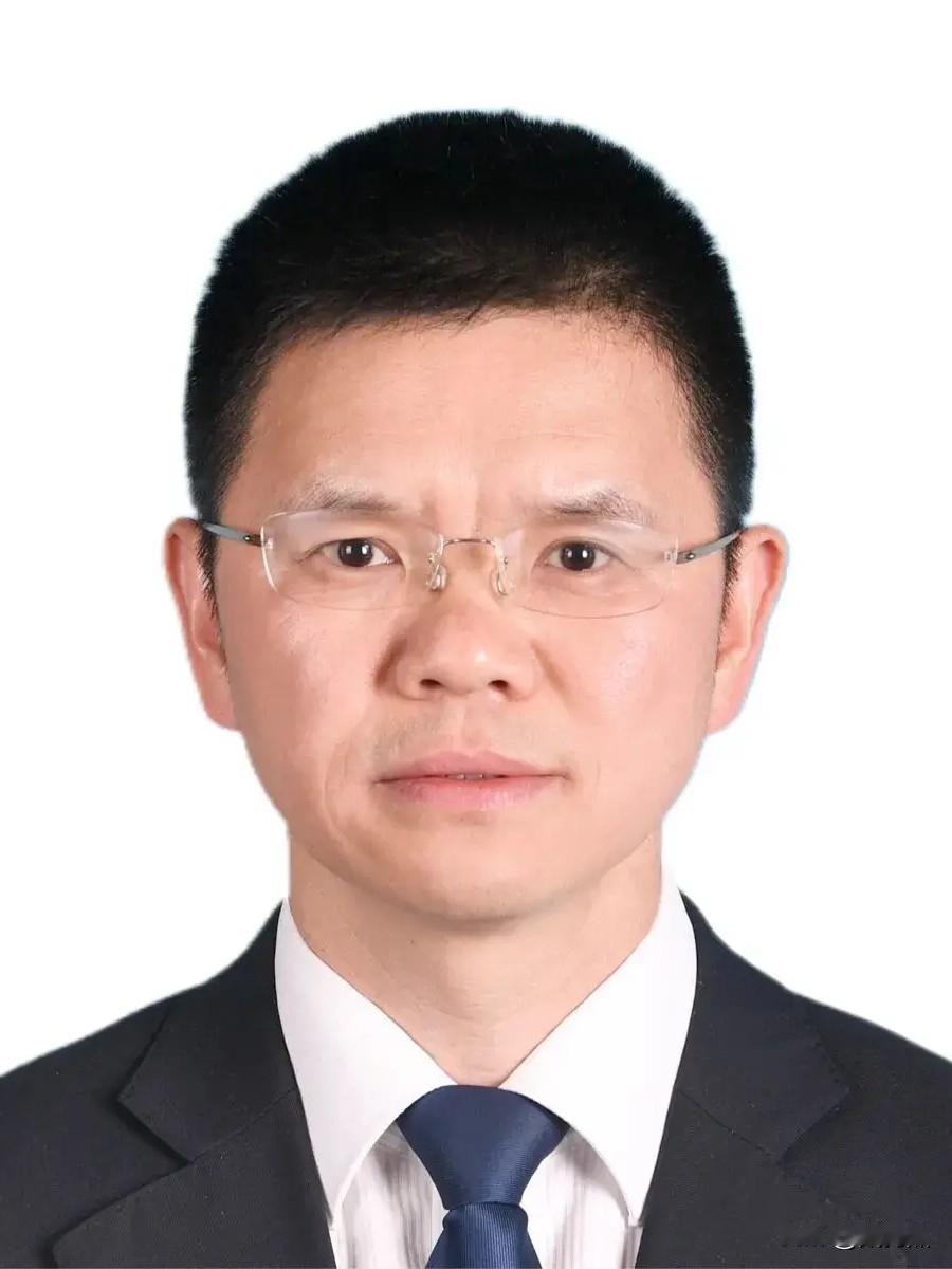 这就是徐尤峰，今年61岁，长的个子不算高，头不大，五观紧湊，眼睛不大不小，眼窝深