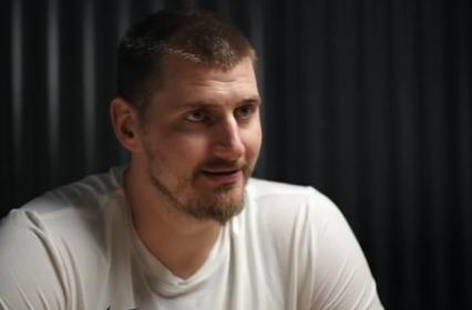 约老师：我太难了。
难道就因为无敌，就惹来那么多非议吗？
约基奇：如果你不在乎输