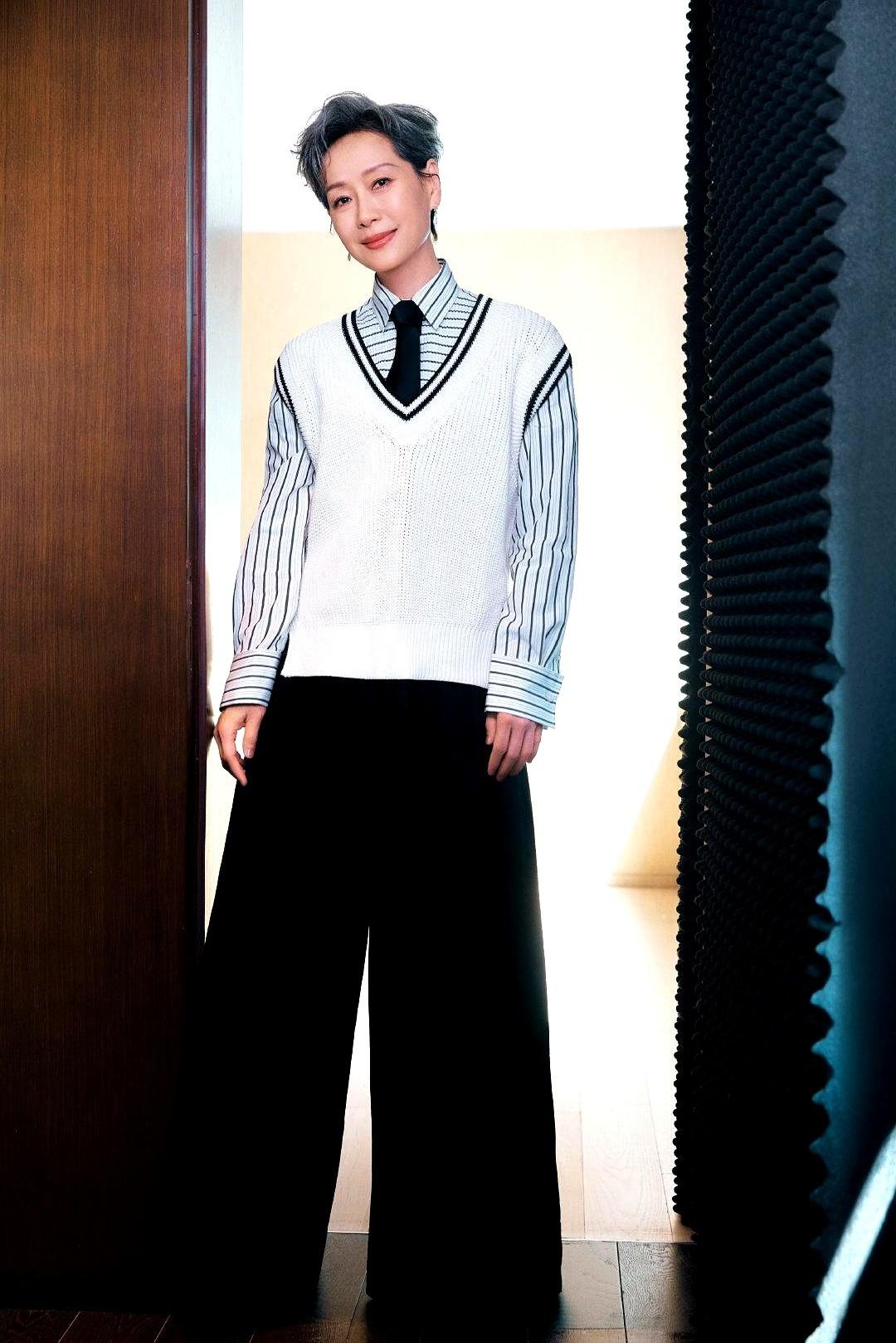 63岁的叶童，这状态真的绝了！

前两天在成都IFS，拉夫劳伦旗舰店开幕，她去剪