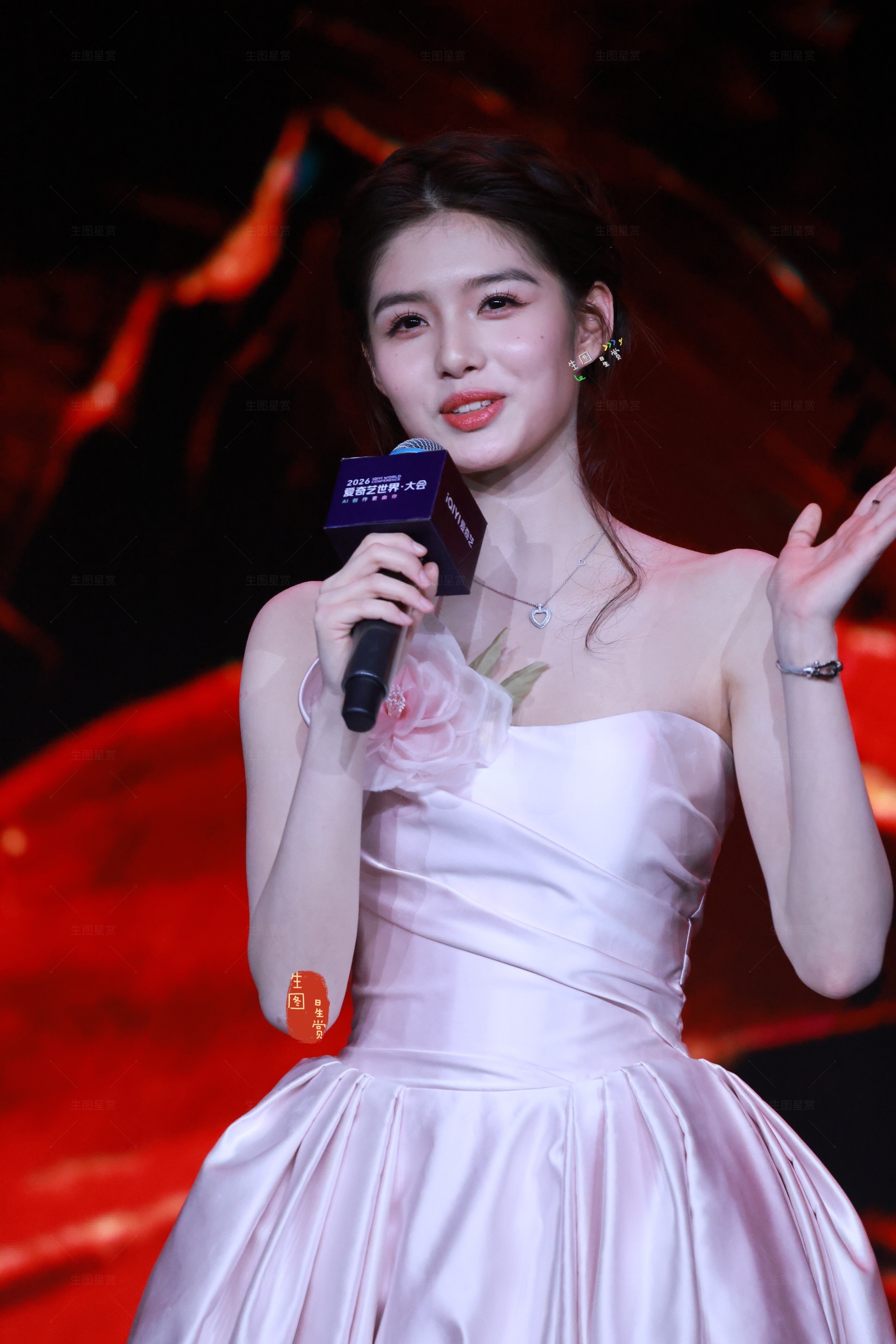 艾米真少女花香🌸🧚♀️2026爱奇艺世界大会 继续美照侯明昊艾米回应二搭