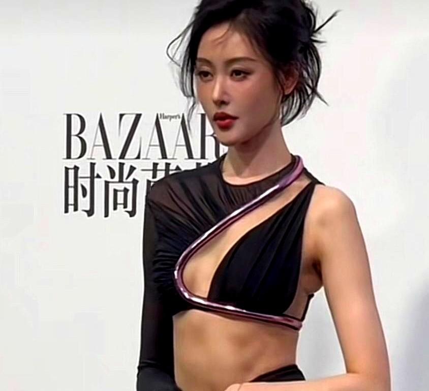 聚光灯打下，张天爱刚要起身，长裙死死绞进椅子腿。
　　众人赶紧伸手拽。她没慌，借