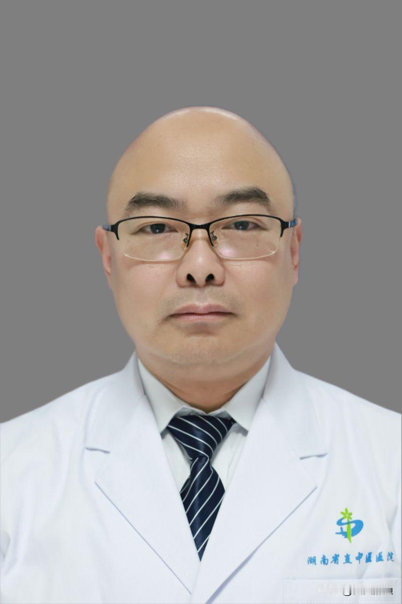 “48岁，他倒在了填不完的表和看不完的病人之间——这不仅是一个医生的悲剧，更是我