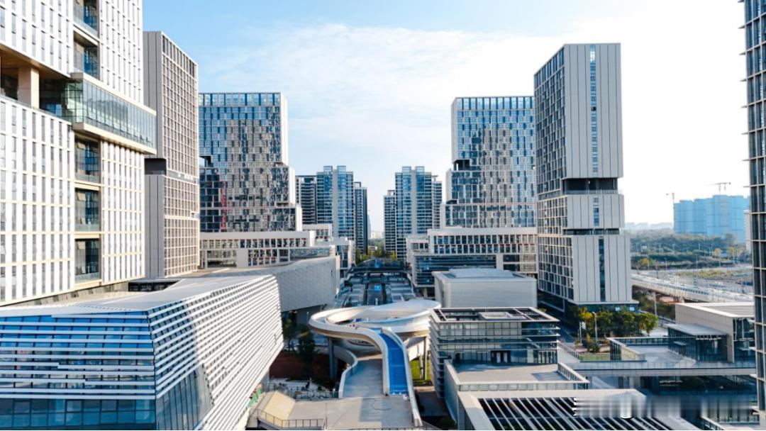 这是西南交大位于东部新区的新校区！感觉跟一般大学校园完全迥异，好像城市商业大厦！
