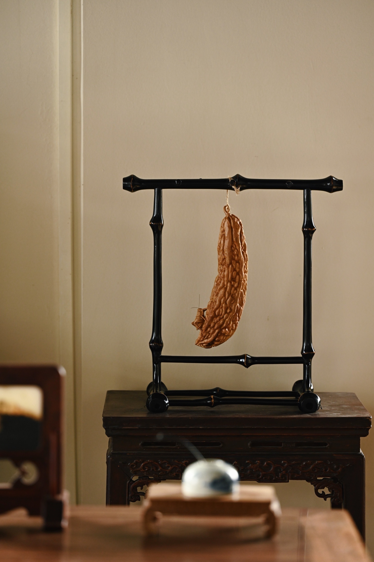 老山檀 | 瓜瓞绵绵 摆件料质凝润，苦瓜瓜形饱满，瓜皮上凸起雕琢精细入微，蟋蟀宛