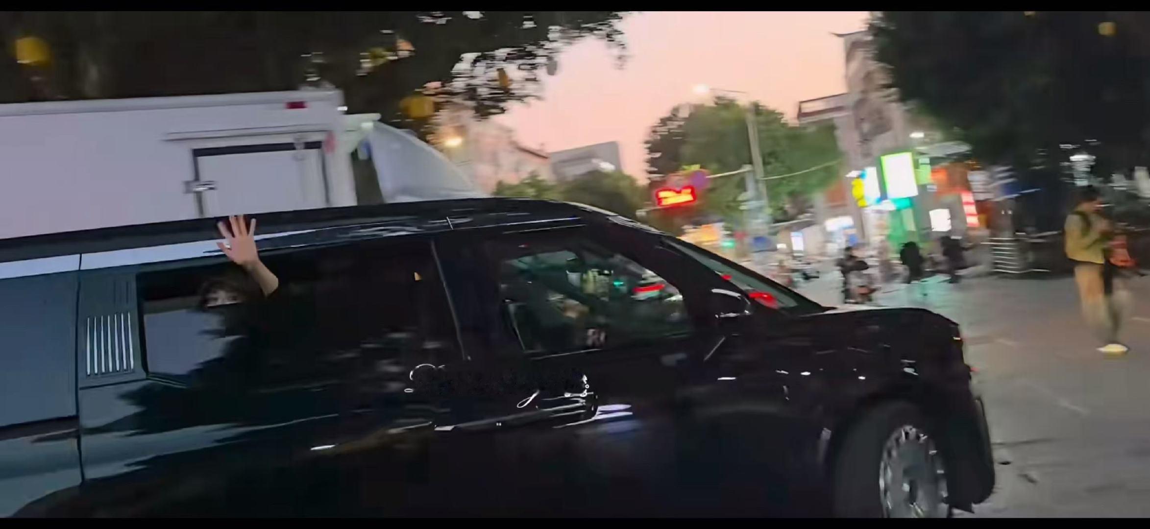 迪丽热巴是世界上最美好的小女孩😭(cr logo侵删）迪丽热巴开车窗了迪丽热巴