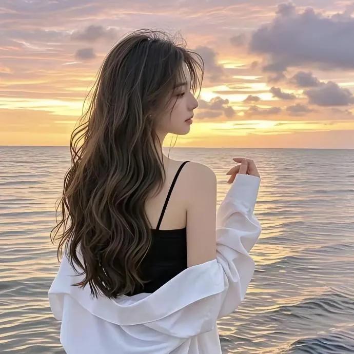 海边落日余晖，少女沉思瞬间湖边温柔少女 海边落日氛围感 海边落日景 湖边沉思 沉