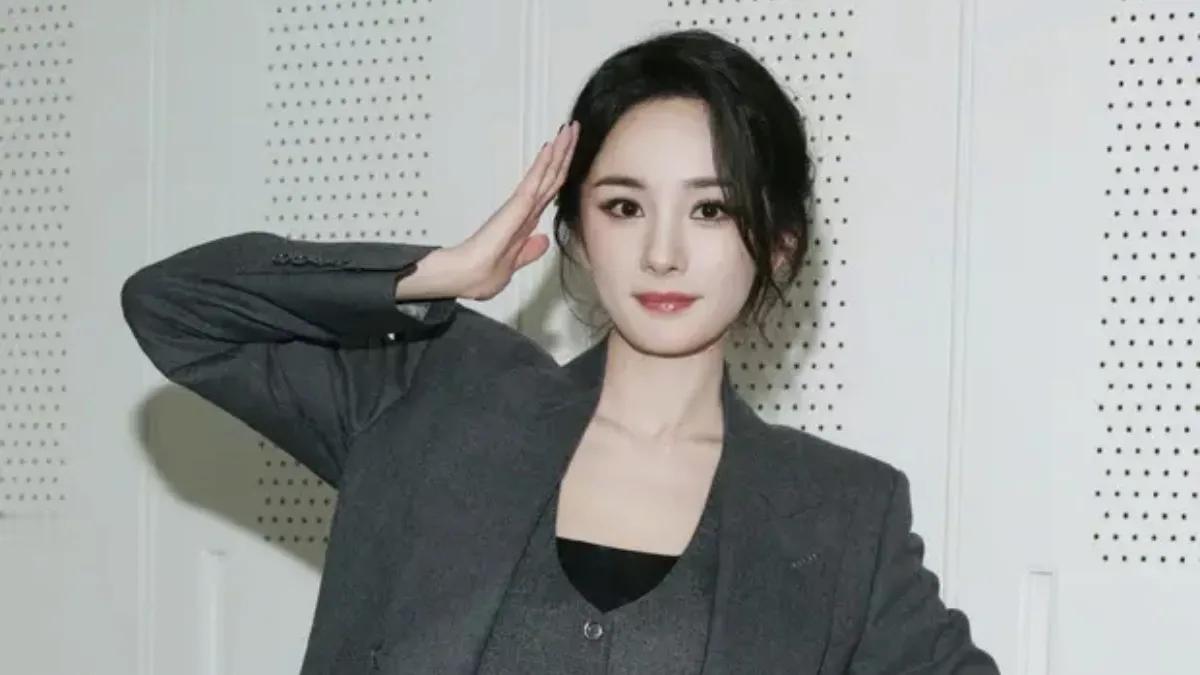 杨幂近日现身，一身时尚装扮瞬间吸引了众人的目光。她身着一件剪裁得体的西装外套，搭