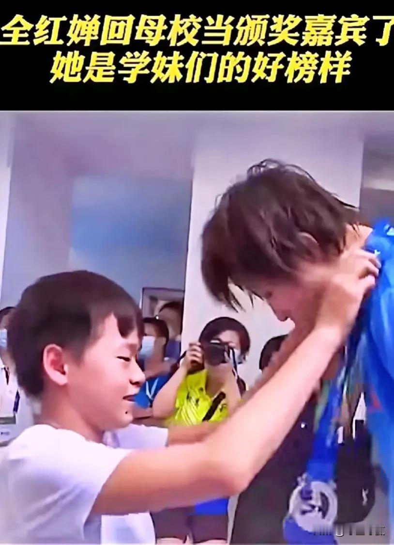 奖领多了也学得有摸有样了，个子没学妹们高，小大人！！

#我来唠家常#全红婵做颁