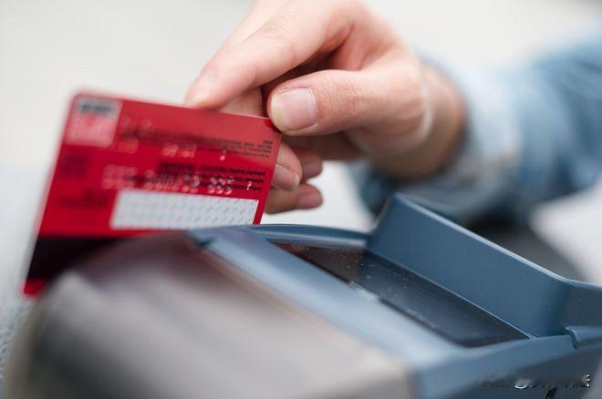 河南，女子将手机给未成年的女儿玩，结果事后发现自己的银行卡竟然以移动充值和银联消