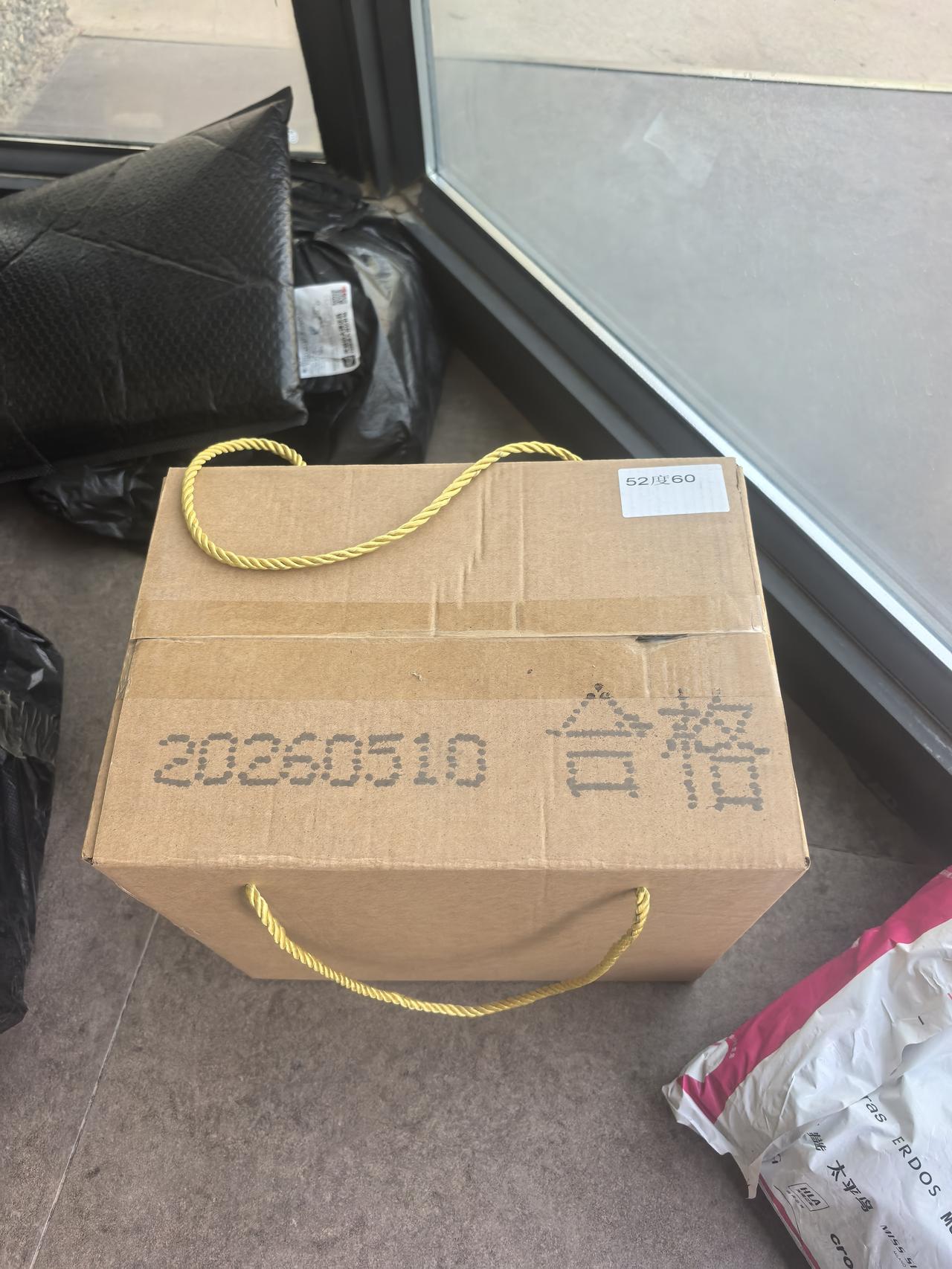 妻子下班回家忘记带钥匙，就喊老公开门。
老公就逗她：“请输入密码。”
老婆说：“