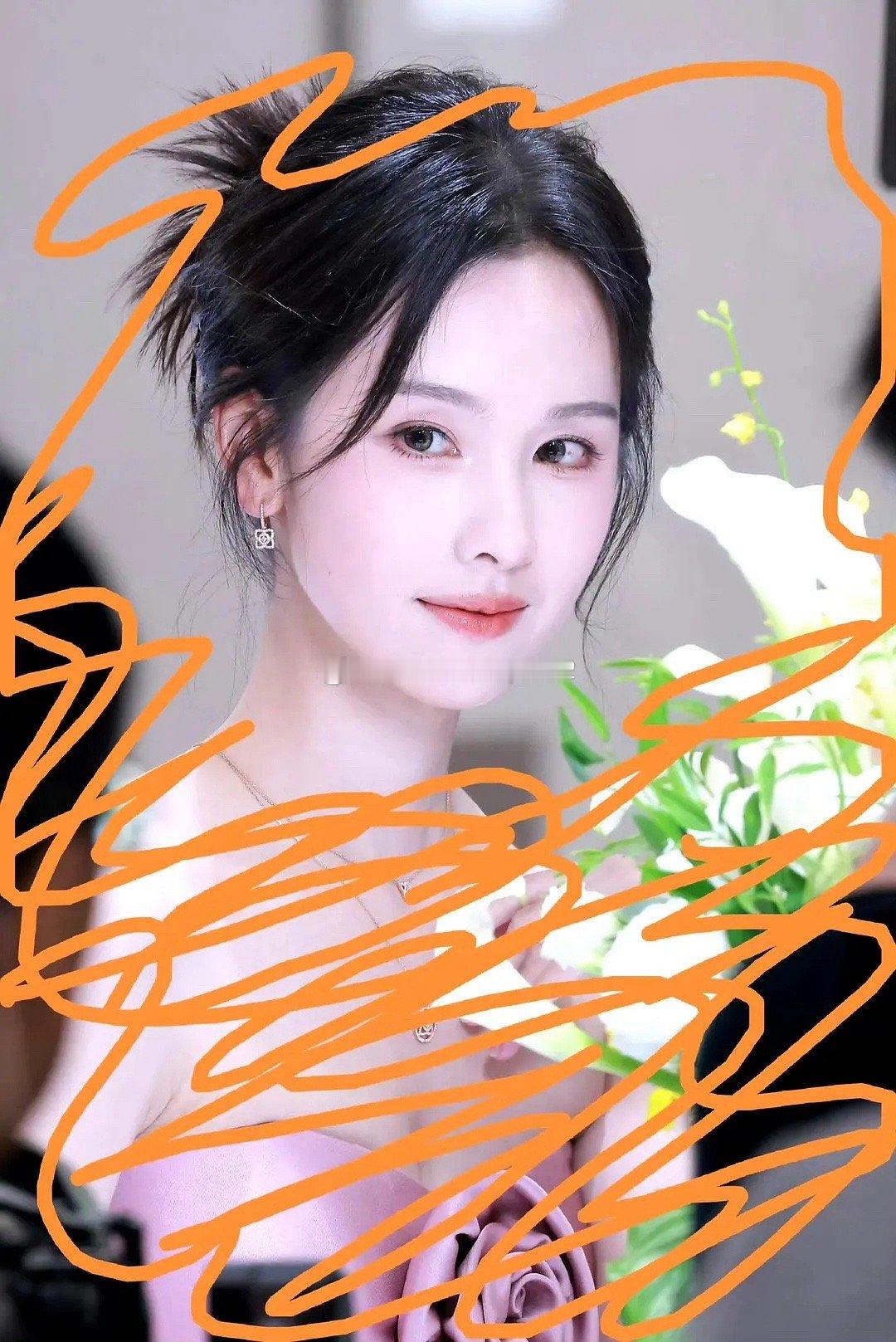 陈都灵最新路透图，看起来状态很不错[思考] 有点小刘诗诗的感觉 ​​​