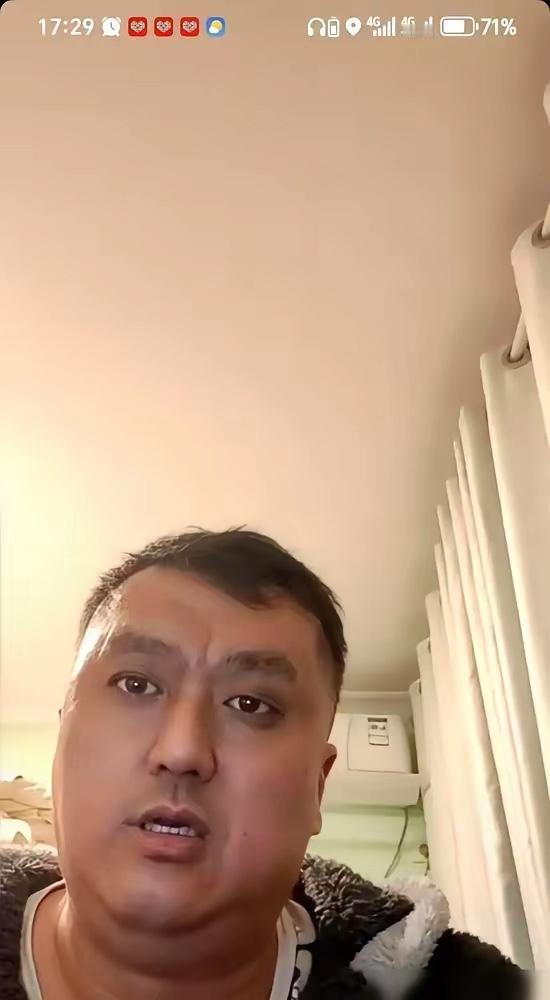 公式相声博士在西安举办百人规模的演出，现场却仅有8位观众到场。
尽管演出场面十分