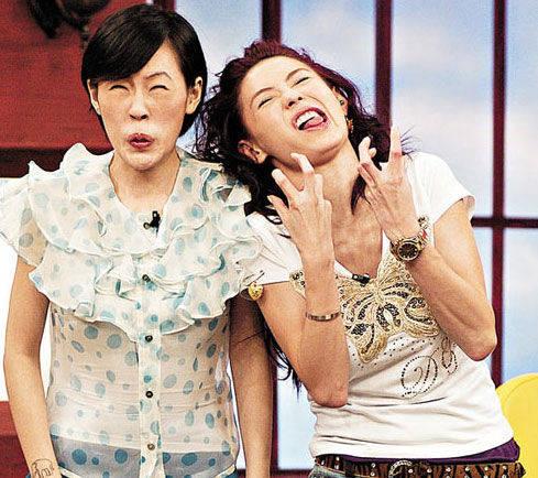 张柏芝小S同台，两人搞怪的表情好抽象。她们都生了三个孩子，一个净生儿子，一个总生