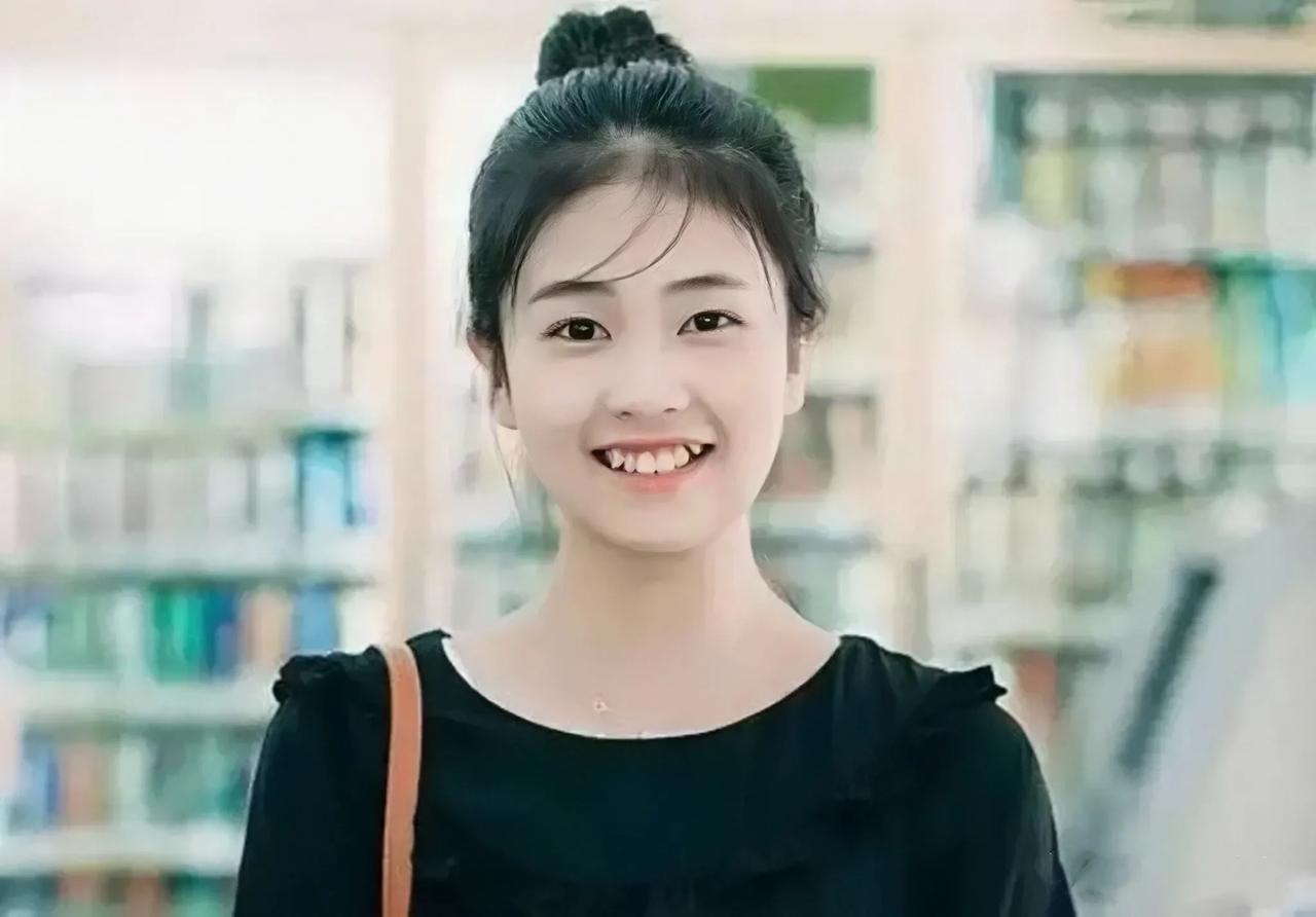 白鹿刚出道时的样子，卡姿兰大眼睛透着无辜可爱，小虎牙很俏皮。
白鹿刚出道时，脸上