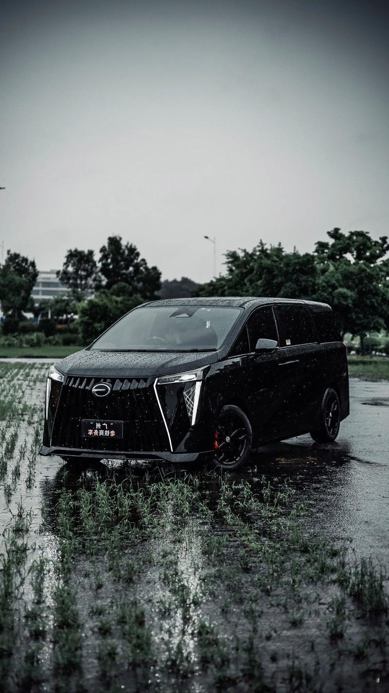 老周最近在车友群里的腰杆，比传祺M8 HEV的直瀑格栅还挺。谁能想到，他用不到2