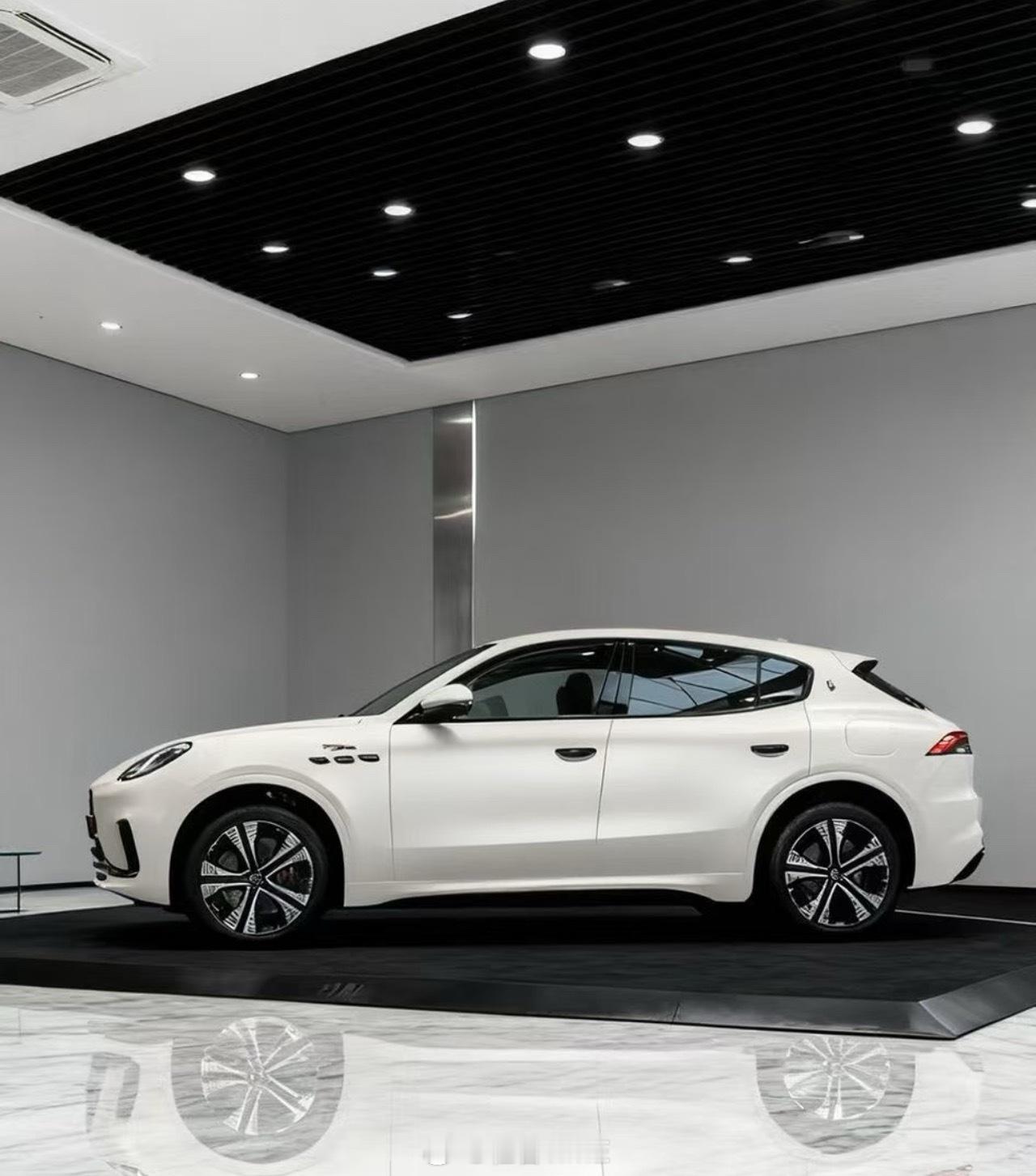 玛莎拉蒂电车狂降老车主破防用电影里周晓鸥的一句话来形容“为嘛吃涮羊肉？不就为了那