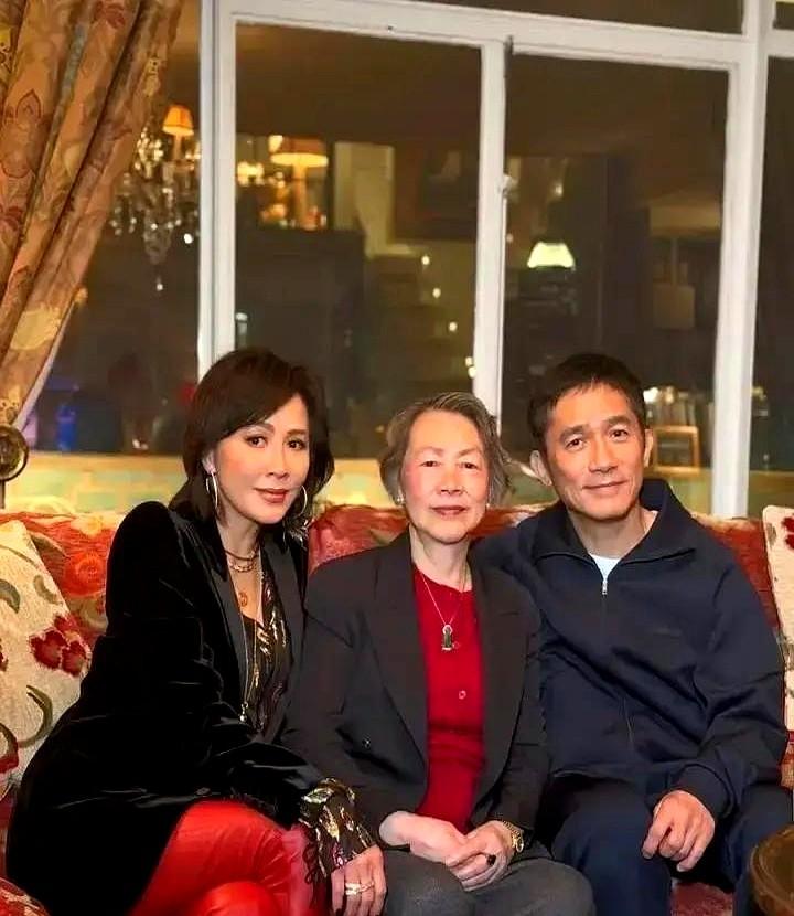 刘嘉玲这圈子，人情味才是真顶配。

跨年夜那个家宴，王菲素颜黑袍就来了，气场那叫