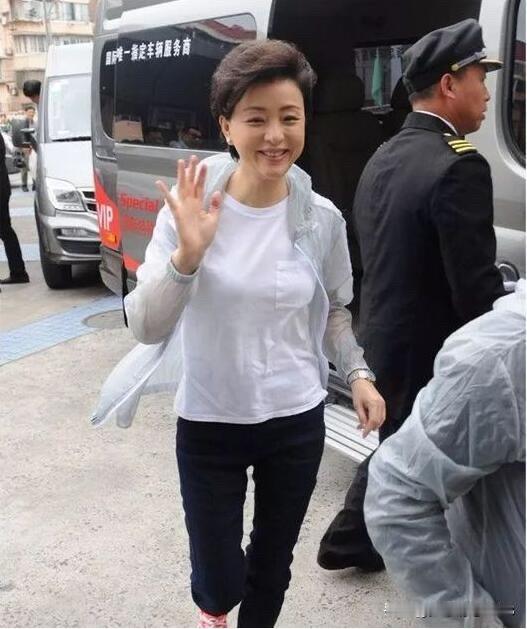 不愧是从美国回来的女主持，长得比董卿漂亮，与刘芳菲相比气质也是不相上下的。

穿