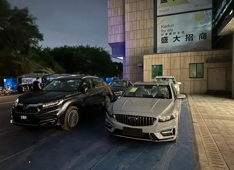 国产油车也很好看啊，下班看到星瑞和本田放一起，星瑞格调完全不输啊，我不理解为什么