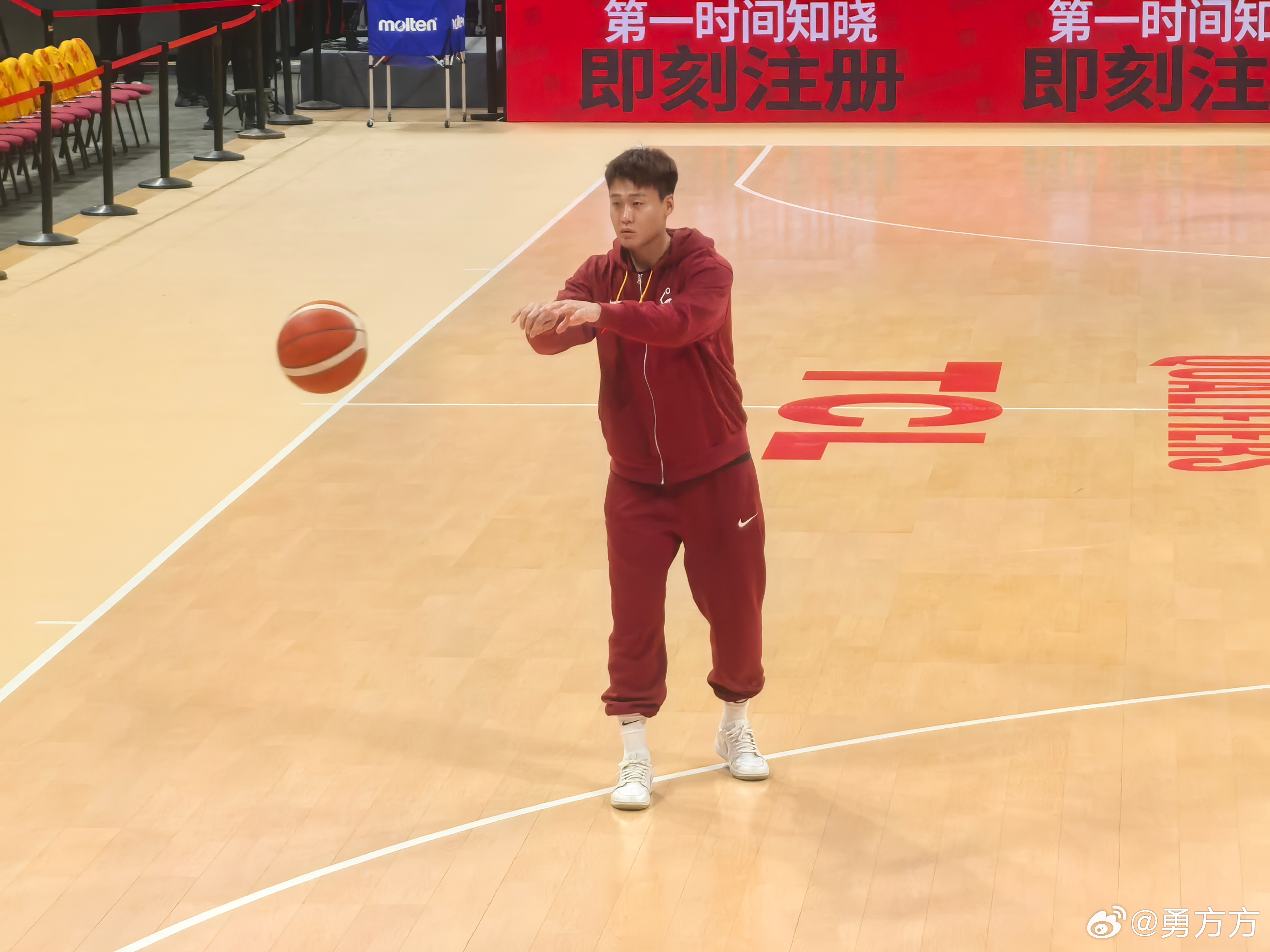 赵睿今天没有比赛任务，赛前热身投篮主动负责给队友传球男篮世预赛中韩对决为梦想正当