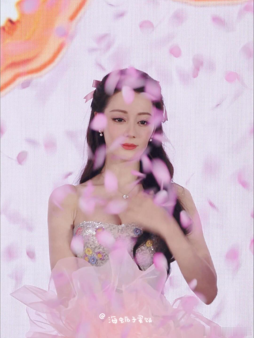 #迪丽热巴视线碰撞的瞬间#迪丽热巴这个造型好美#迪丽热巴# ​​​
