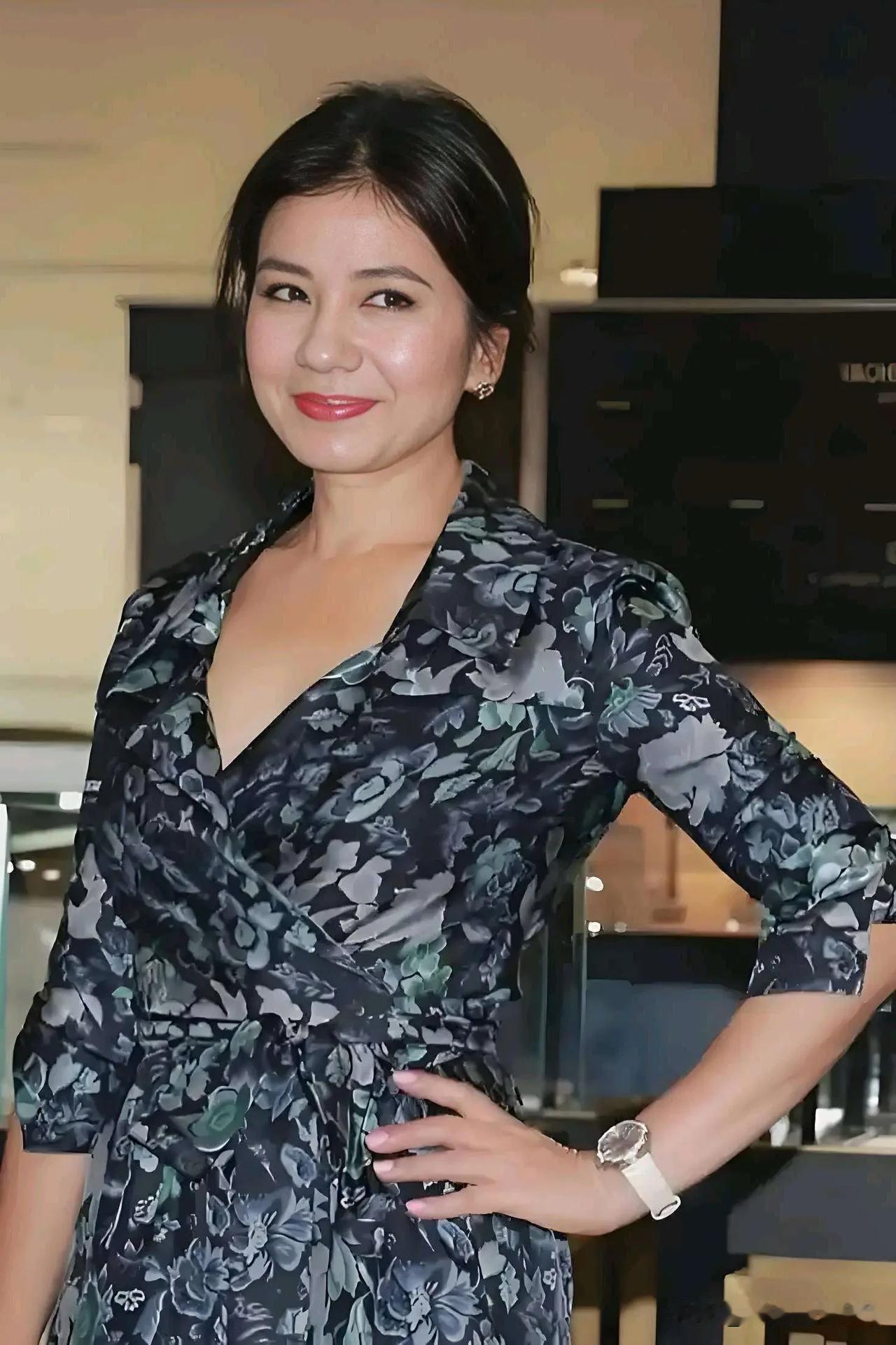 如何看待钟楚红的婚姻生活她的婚姻像老式港片里的灯：亮时不喧哗，灭后有余温。与朱家