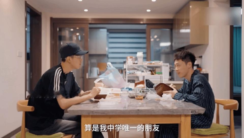 秦臆博原型爆火后请发小当助理 “我红了就带你一起”的故事照进现实！秦臆博原型爆火