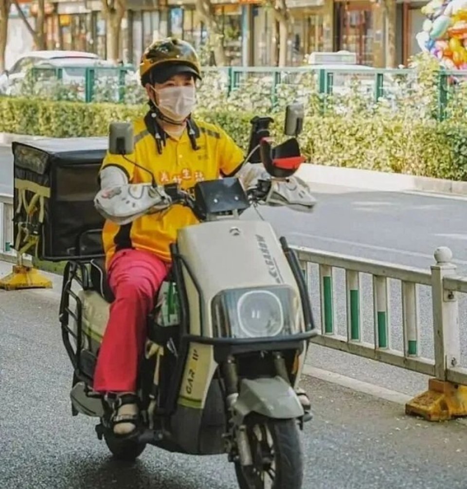 女博士辞去医生工作送外卖拥有高学历，不代表人生只能困在既定的轨道里。这位医学女博