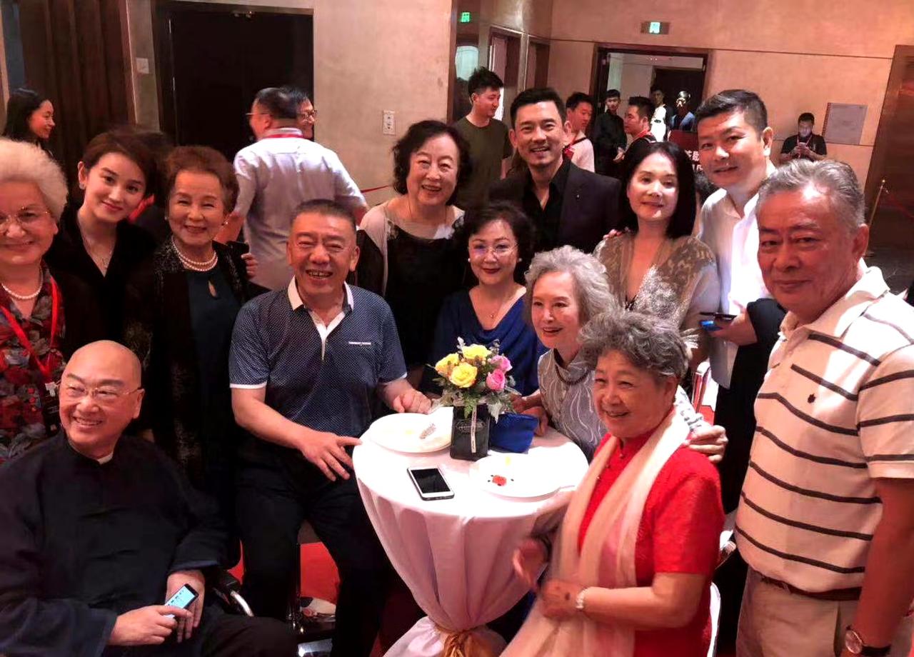 一众老艺术家同框：

我只认出了气色盈和的乔榛，穿条纹polo衫的王诗槐，光莹多