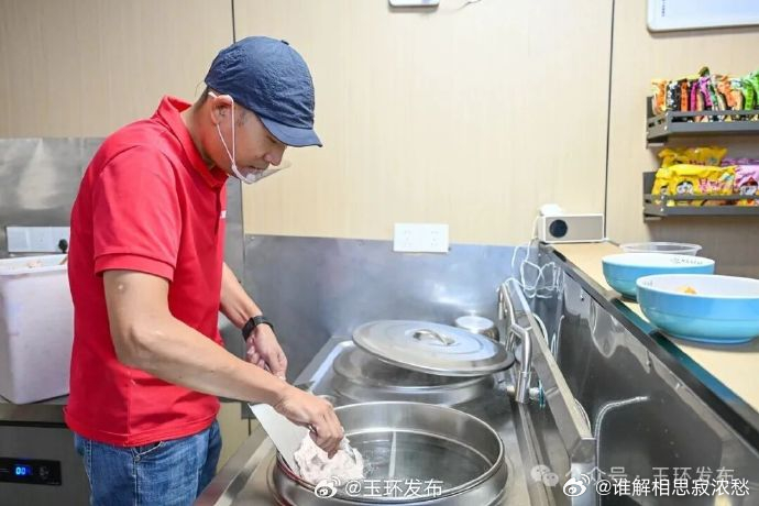 玉环无声小店熬出甜日子 在浙江玉环市玉城街道城中路，有一间不足30㎡的瘦肉丸小店
