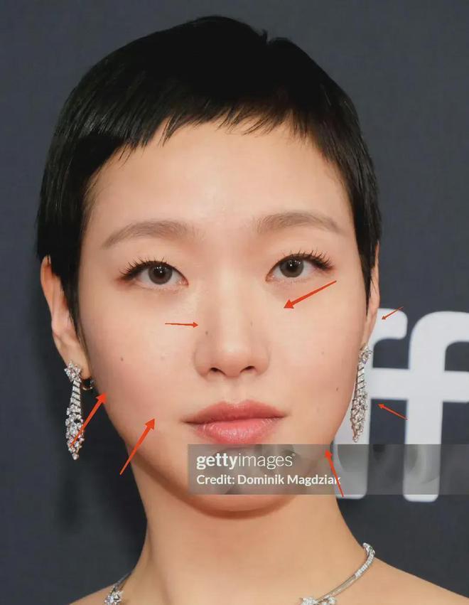 在多伦多电影节上，韩国女星金高银以一身洁白抹胸裙和短发亮相，引起众人瞩目。她的自