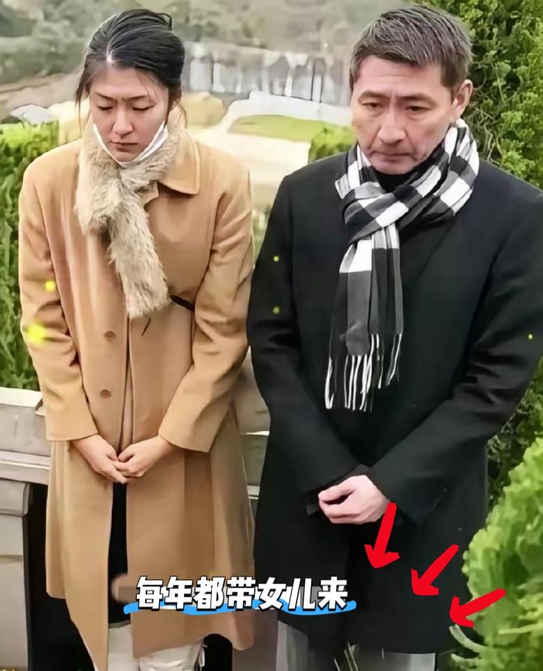 那张照片，看得人心里猛地一揪。
张子健牵着女儿站在李婷墓前，父女俩一言不发，女孩