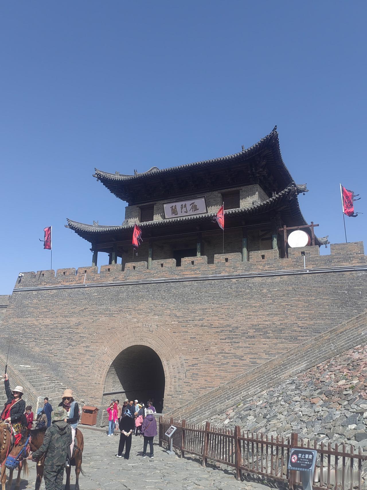 雁门关的春天


大风裹挟着微量的尘土，肆无忌惮地横扫过来，前来此地旅游的人们，