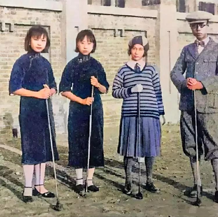 1927年，天津，溥仪和三个妹妹在一起打高尔夫球时拍下的合影，当时这种贵族运动并