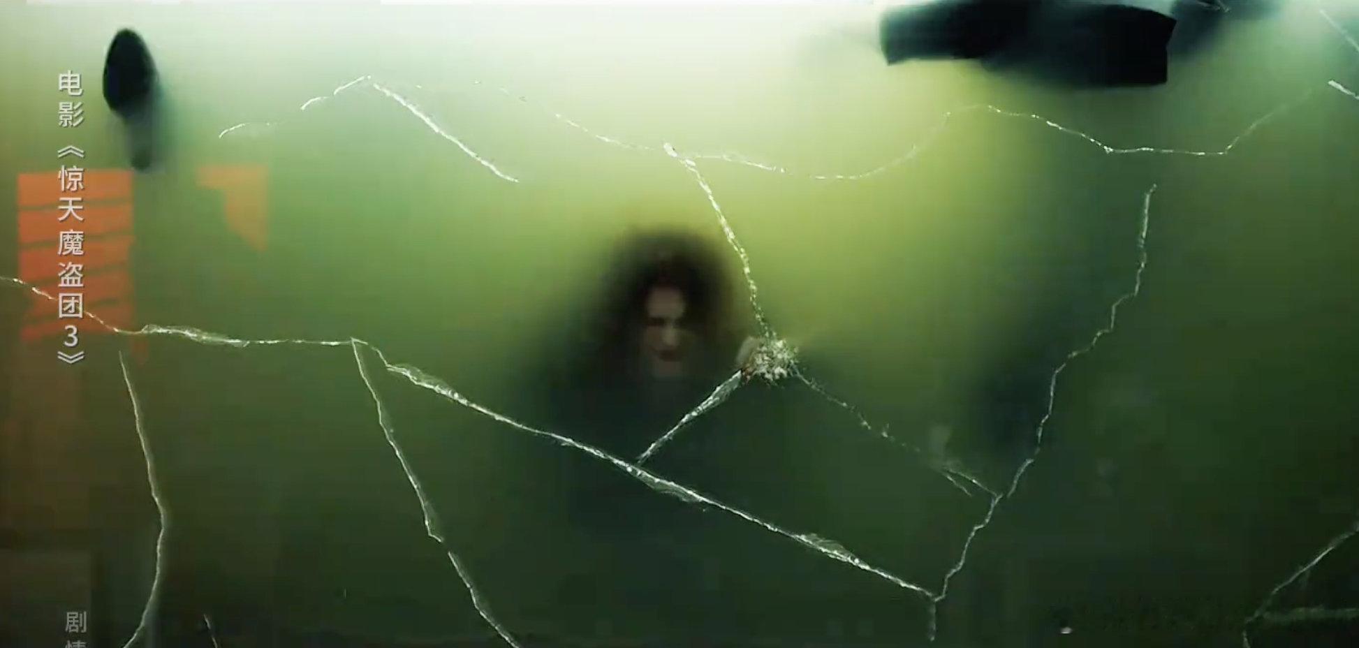 《惊天魔盗团3》狠狠刷新认知！密封水箱生死关头，亨莉的钻戒切开玻璃救五人，又浪漫