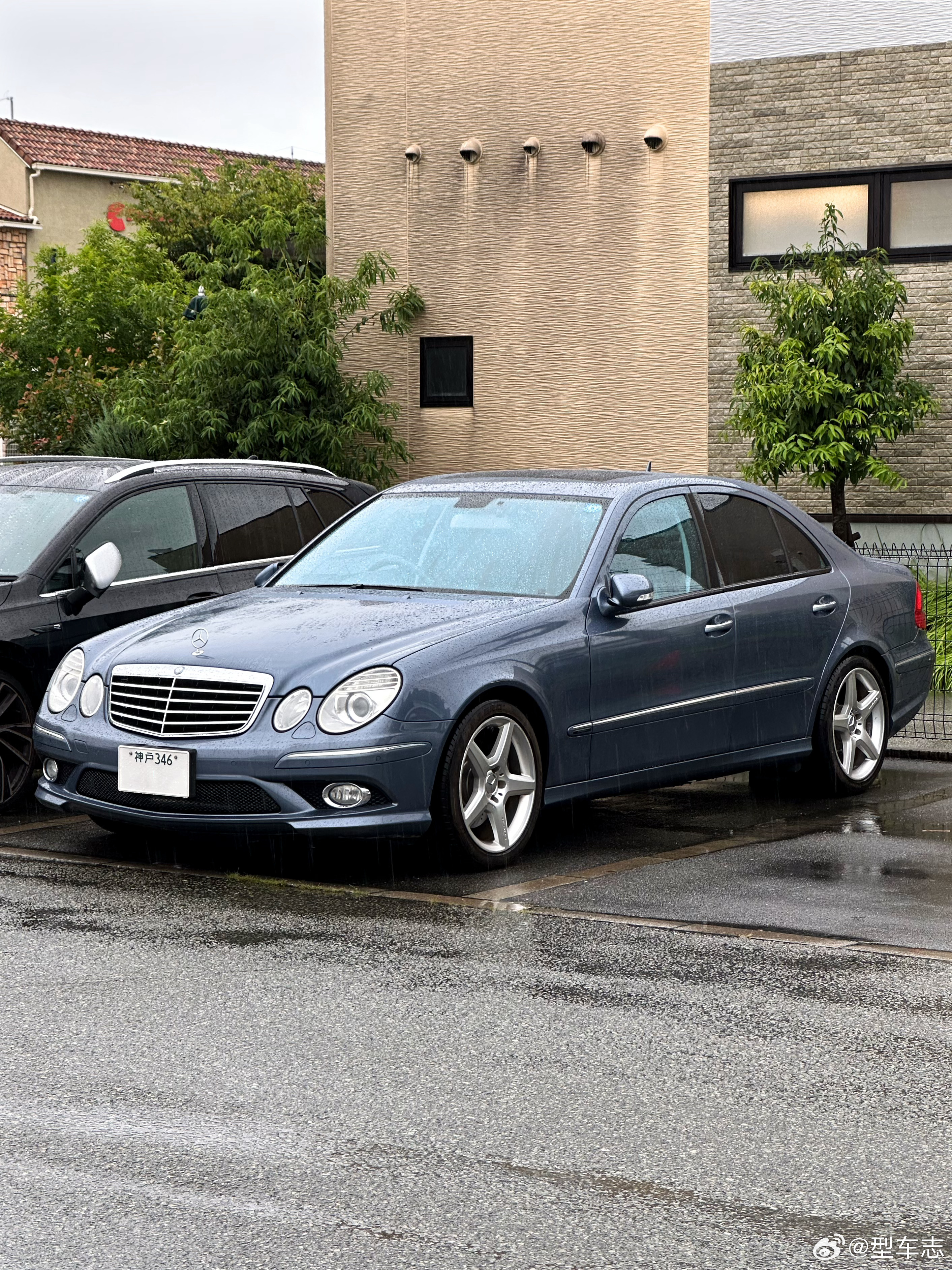 型车街拍 偶遇W211 E350，看年份和配置应该是2007款日规 E350 A